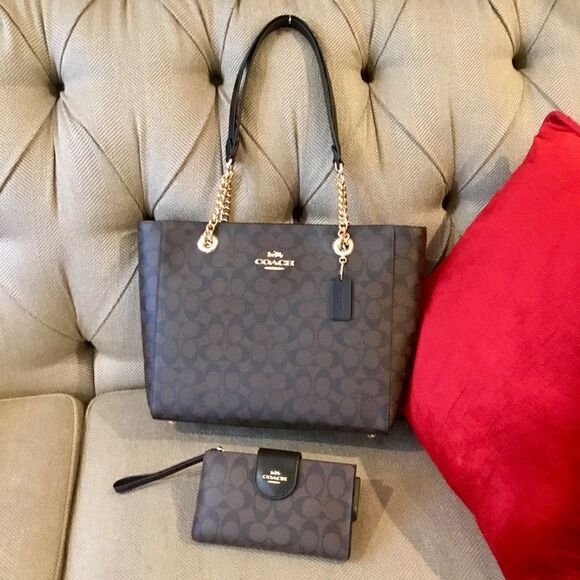 COACH SIGNATURE SHOULDER BAG AND TECH ASSIST WALLET SET - Picture 6 of 6